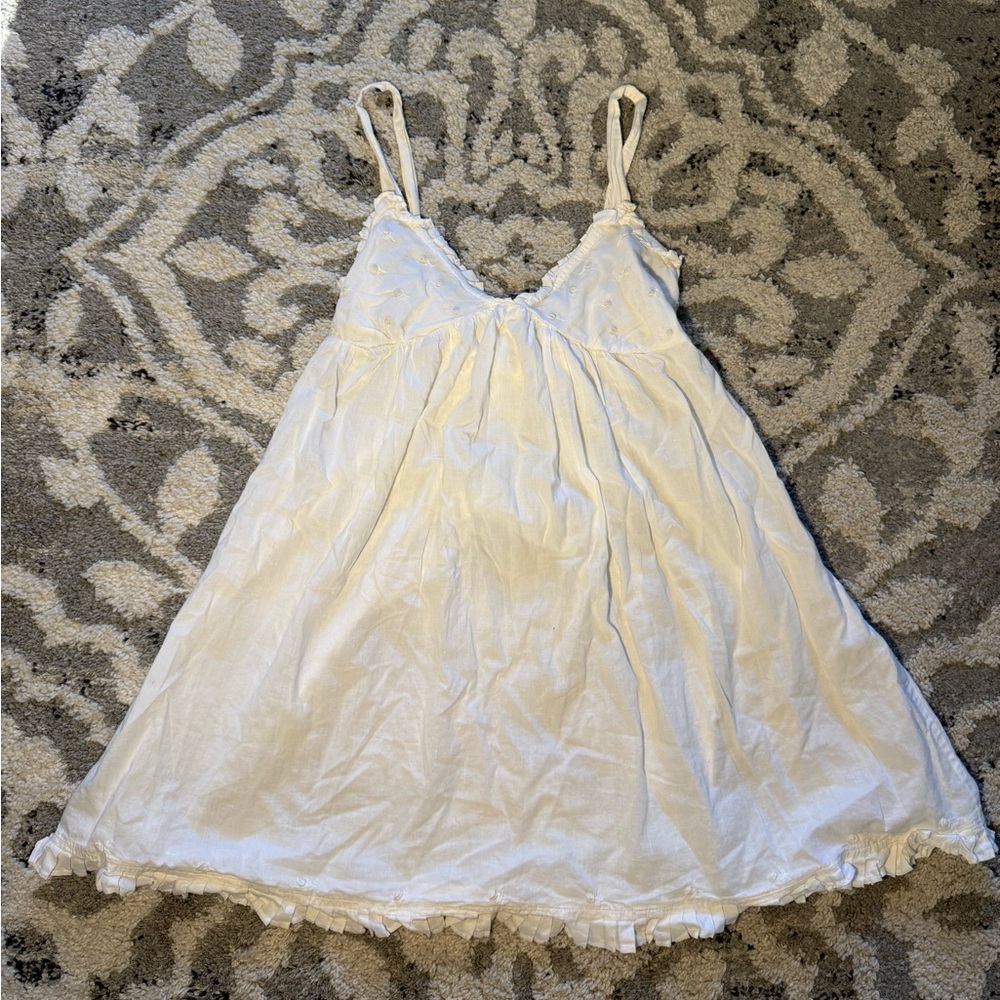 Louise Mitchell Dainty White Cotton Mini Dress with Embroided Roses⭐️ - Picture 2 of 8